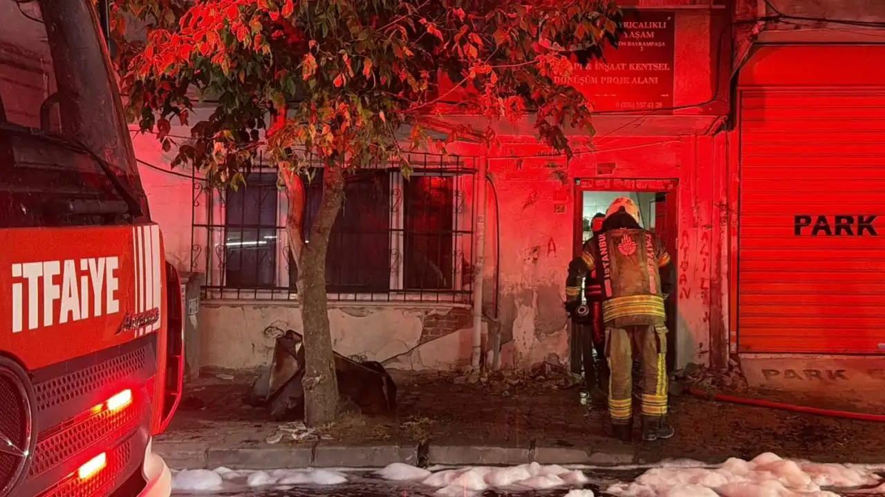 İstanbul'da dört katlı metruk bir binada çıkan yangın bitişikteki apartmanın