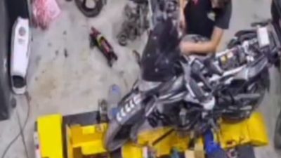 Kocaeli'de bir motosiklet ustası, özverili çalışmasıyla dikkat çeken elemanına doğum