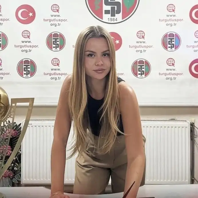 Turgutluspor kulübü, teknik direktörlük koltuğuna 22 yaşındaki genç çalıştırıcı Zeynep