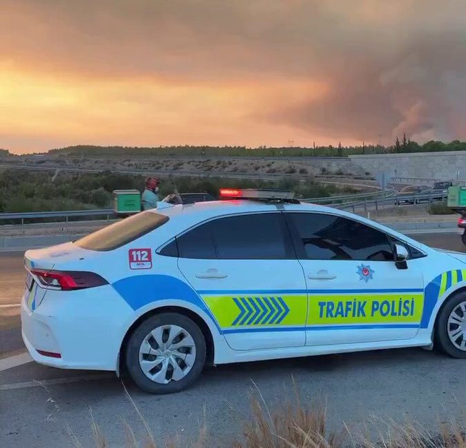 Antalya'da devam eden yangın felaketinin ardından bölgeye hareket eden kuryeler,