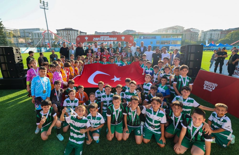 Arnavutköy Belediyesi tarafından düzenlenen 30 Ağustos Zafer Kupası'nda 12 takım