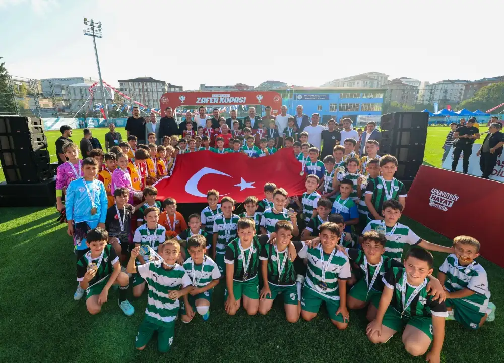 Arnavutköy Belediyesi tarafından düzenlenen 30 Ağustos Zafer Kupası'nda 12 takım