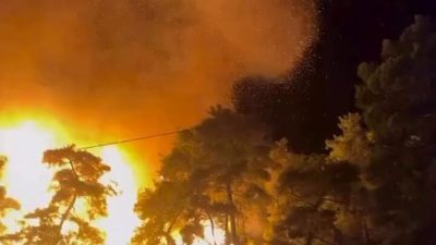 Antalya'nın Aksu ilçesinde çıkan yangına karşı ekiplerin havadan ve karadan