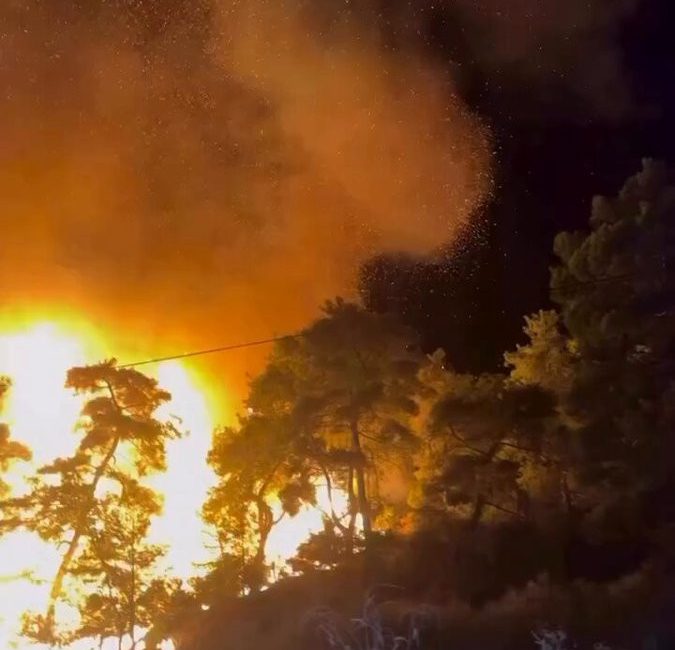 Antalya'nın Aksu ilçesinde çıkan yangına karşı ekiplerin havadan ve karadan