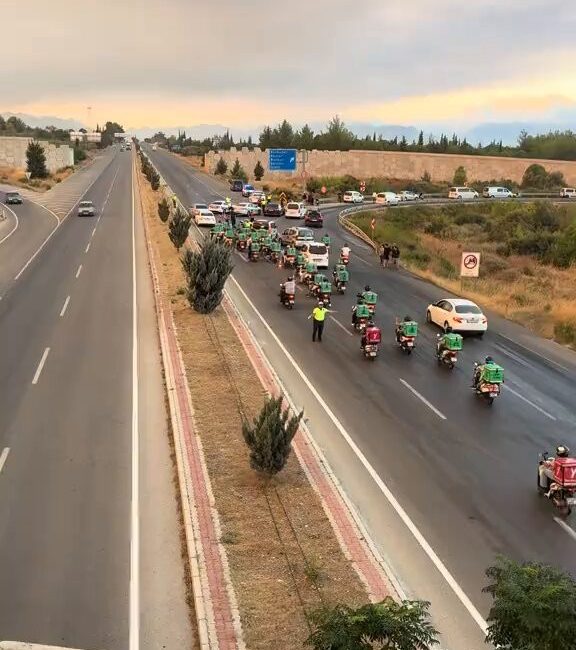 Antalya'da orman yangınlarına müdahale edilen bölgelere yardıma koşan motosikletli kuryelerin