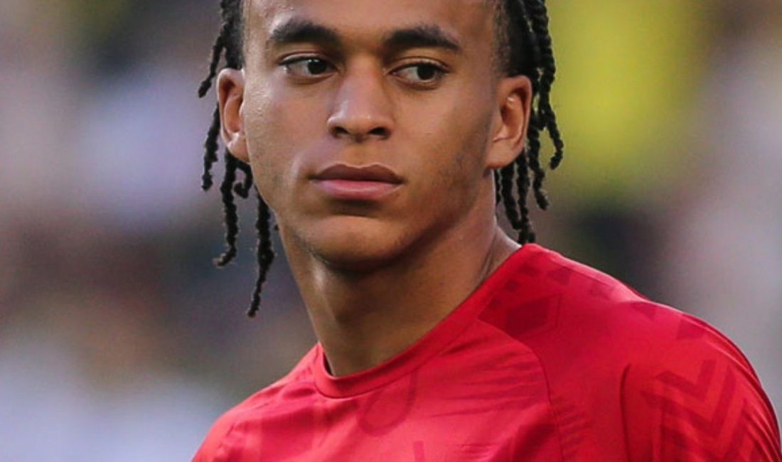 Lille forması giyen Ethan Mbappe, Real Betis karşılaşmasında direkt kırmızı