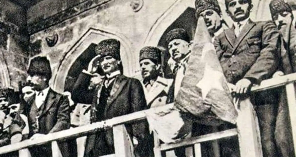 Türk ordusunun 9 Eylül 1922 sabahı İzmir'e girmesiyle Yunan işgali