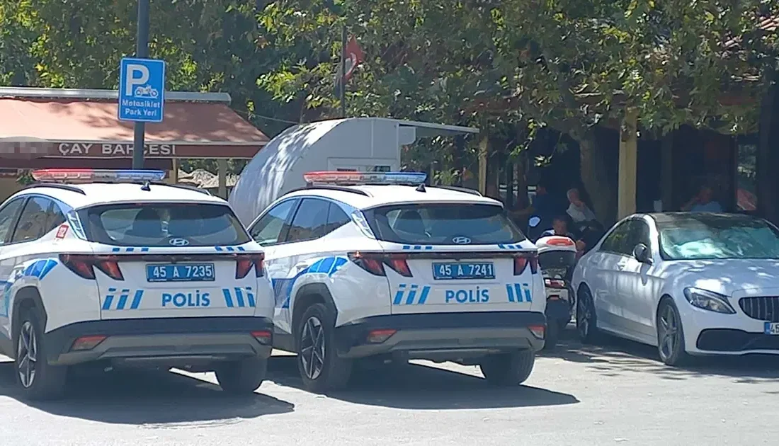 Manisa'nın Şehzadeler ilçesindeki bir çay bahçesinin tuvaletinde canlı yayın yapabilen