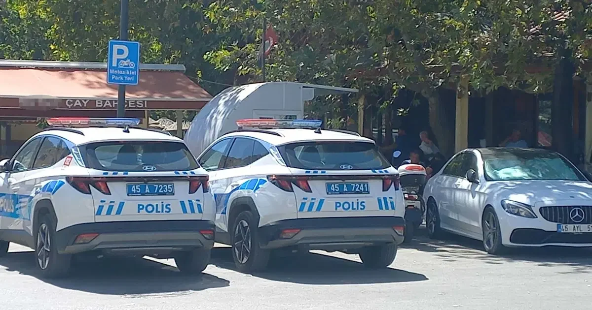 Manisa'nın Şehzadeler ilçesindeki bir çay bahçesinin tuvaletinde canlı yayın yapabilen