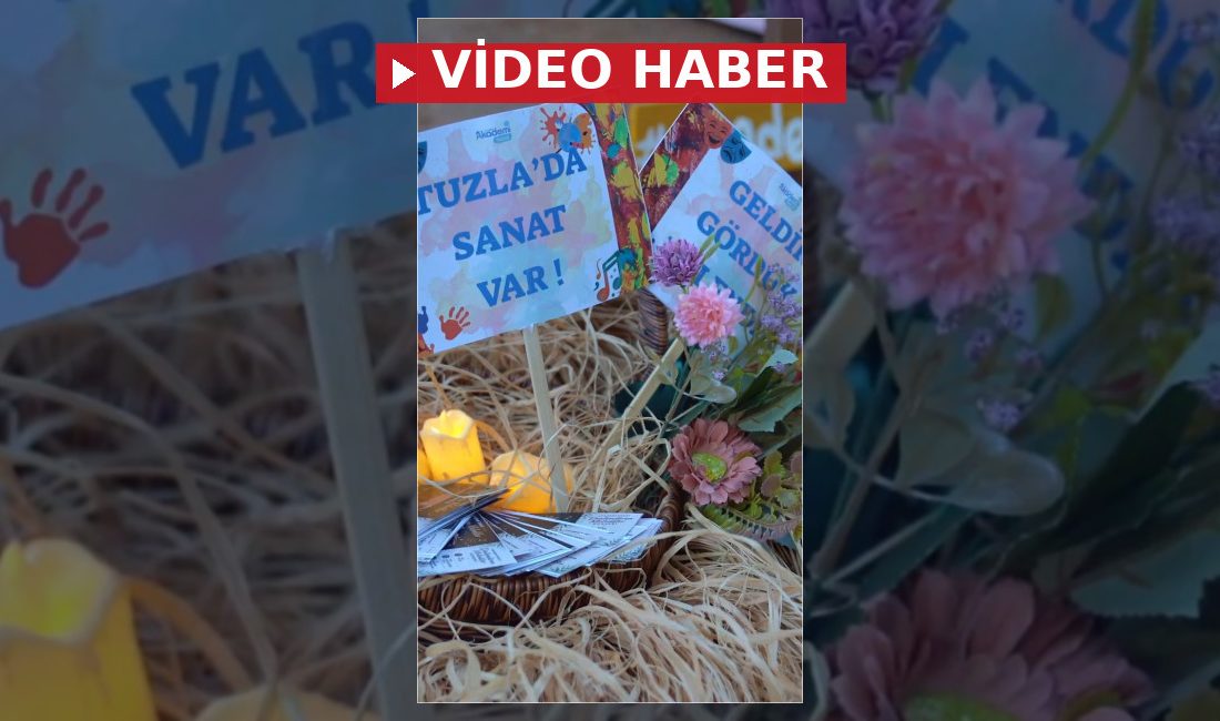 Tuzla Belediyesi'nin düzenlediği Dinlendiren Melodiler konserinde Akademi Sanat öğrencileri sahne
