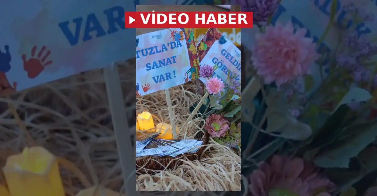 Tuzla Belediyesi'nin düzenlediği Dinlendiren Melodiler konserinde Akademi Sanat öğrencileri sahne