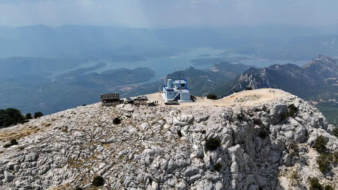 Isparta, Antalya ve Burdur sınırlarının izlendiği Akçal Yangın Gözetleme Kulesi,