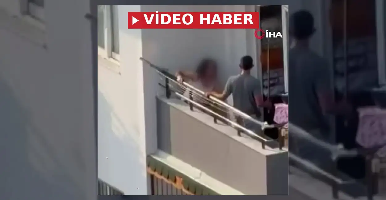 Adana'da bir erkek, balkonda bulunan kadını sopayla darp etti. Çığlık