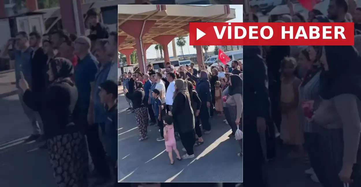 Adana Otogarı’nda Askere Gidecek Genç İçin Duygulu Uğurlama Töreni