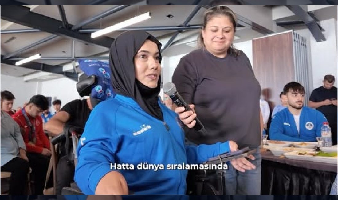 Kocaeli Büyükşehir Belediye Başkanı Tahir Büyükakın, Kağıtsporlu milli sporcularla bir