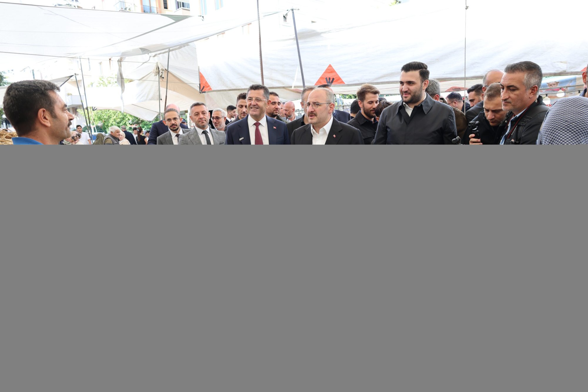 Çekmeköy'de düzenlenen Türkiye Yüzyılı Buluşmaları kapsamında mahalleler gezildi, esnaf ve