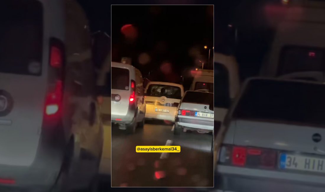 İstanbul Sarıyer'de araçlarıyla konvoy oluşturan şahıslar, müzik açarak trafiği durdurdu.