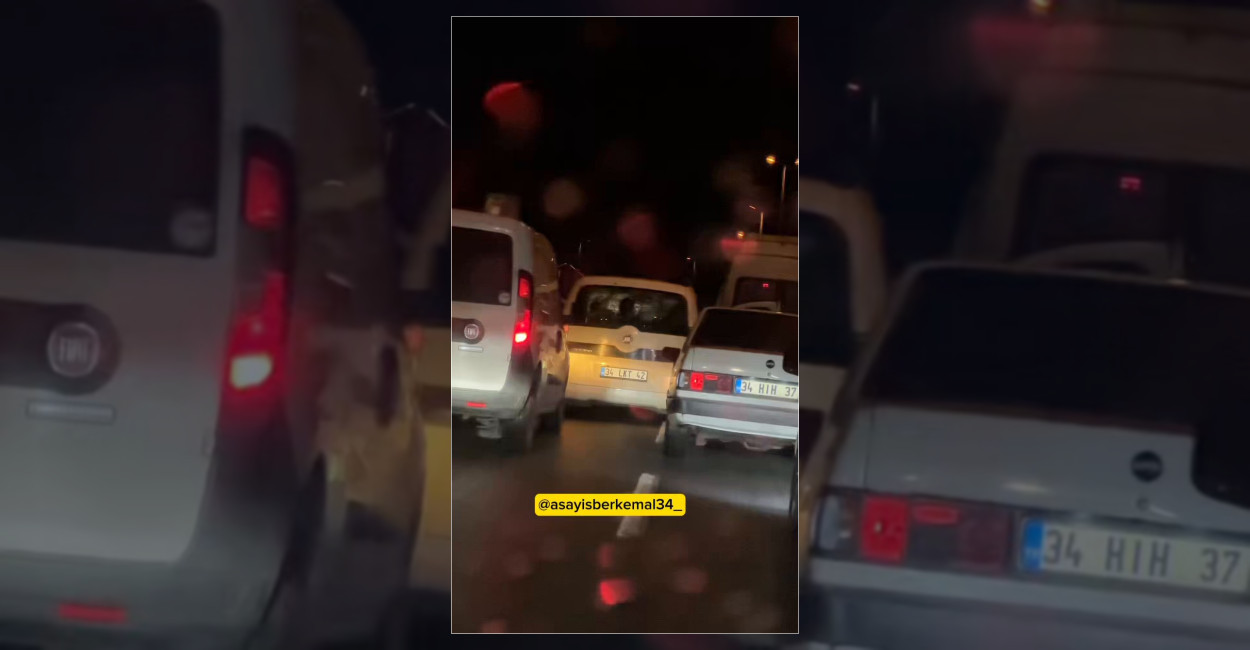 İstanbul Sarıyer'de araçlarıyla konvoy oluşturan şahıslar, müzik açarak trafiği durdurdu.