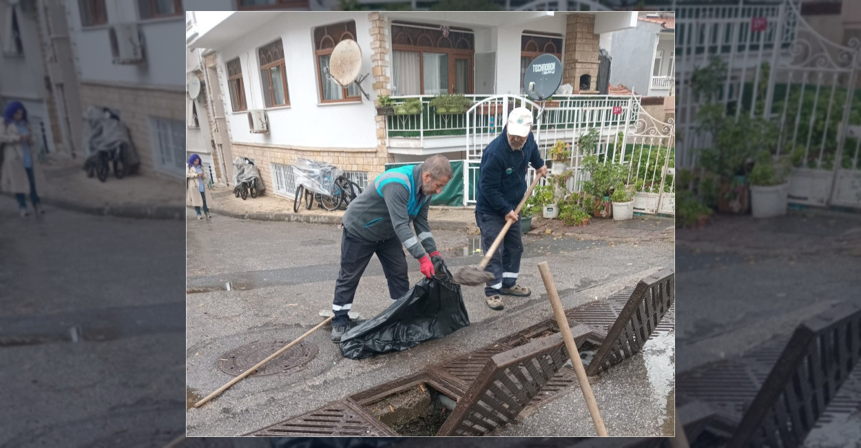 Adalar Belediyesi Fen İşleri Müdürlüğü ekipleri, yağışlı havalarda su birikintilerini