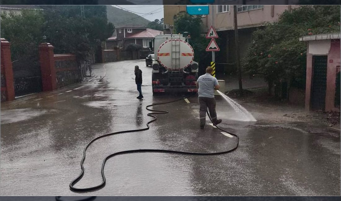 Şile Belediyesi ekipleri, ilçede etkili olan şiddetli yağış ve fırtına