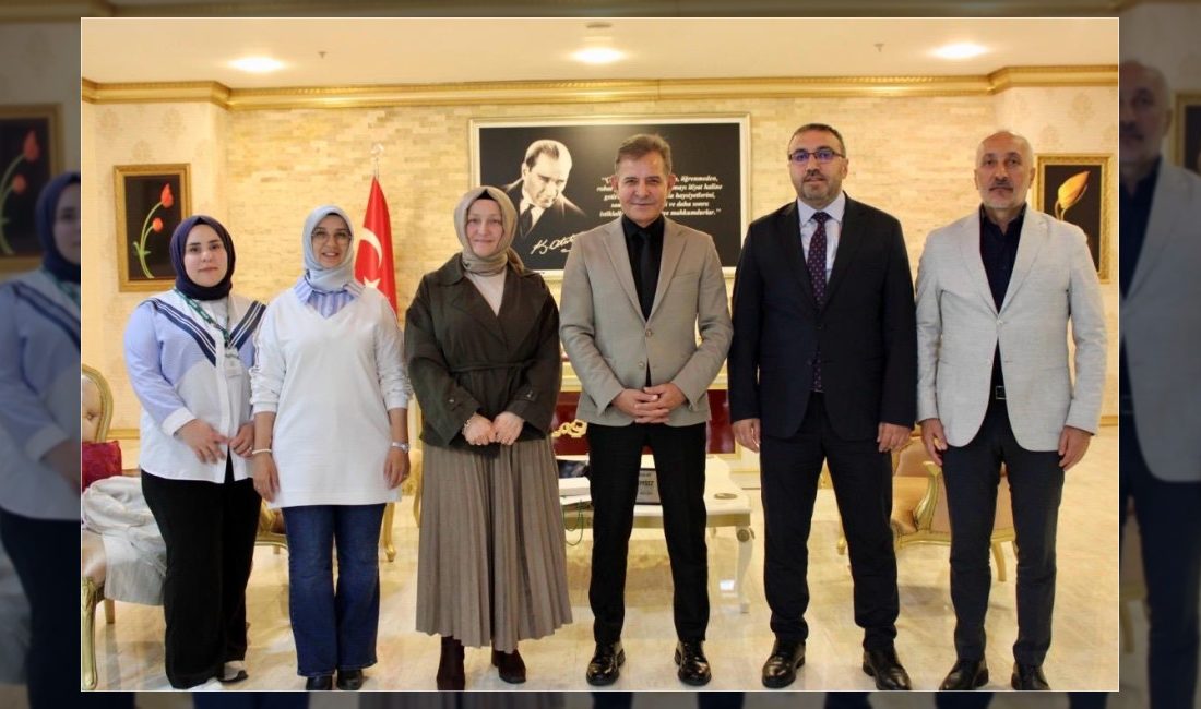 Esenler Yeşilay Şube Başkanı Zühre Bektaş ve yönetim kurulu üyeleri,