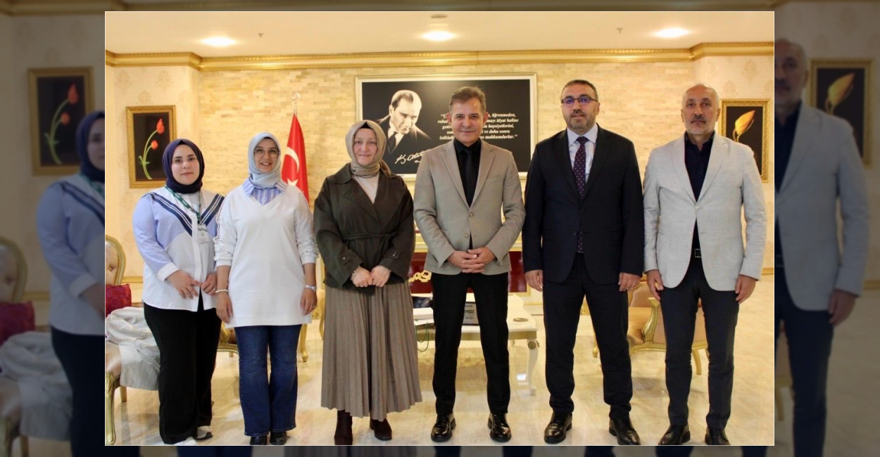 Esenler Yeşilay Şube Başkanı Zühre Bektaş ve yönetim kurulu üyeleri,