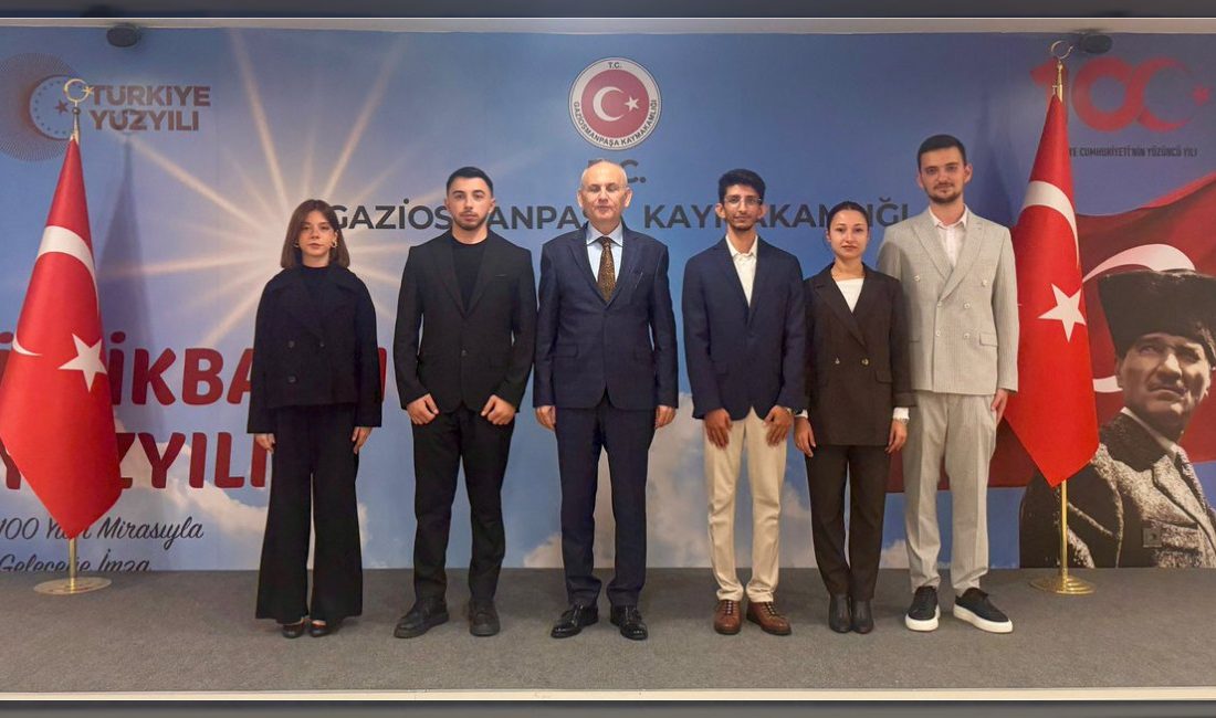 İstanbul Gelişim Üniversitesi Siyaset Bilimi ve Kamu Yönetimi bölümü öğrencileri,