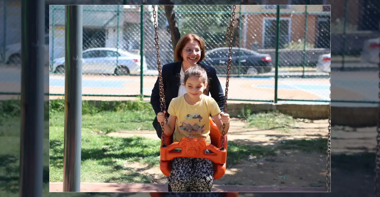 Maltepe Belediyesi, Zümrütevler Mahallesi Bitlisliler Parkı'nda çocuklarla bir araya gelerek