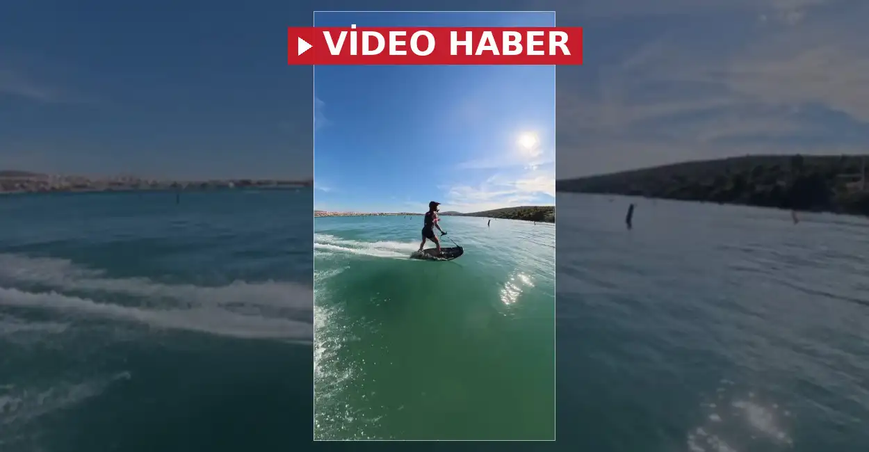 Ünlü isim Çağla Şıkel, tatilinde jetsurf üzerinde kaydığı nefes kesici