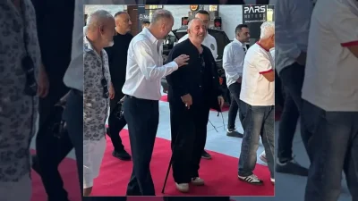 Ünlü komedyen Cem Yılmaz'ın son görüntülerinde baston kullanmaya başladığı görüldü.