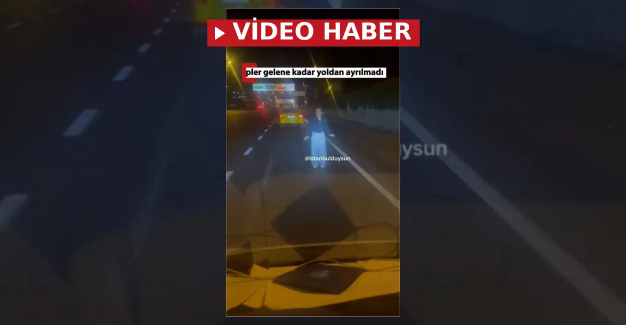 İstanbul'da E5 Karayolu üzerinde trafiğin ortasında bekleyen bir kişi, polis