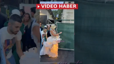 Seda Sayan, pazar günü sahneye çıktığı konserinde yağmurlu hava nedeniyle