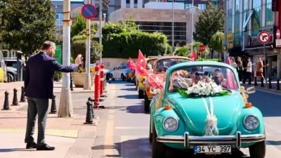 Sultanbeyli Belediyesi'nin düzenlediği sünnet şöleninde 150 çocuk nostaljik araçlarla tur