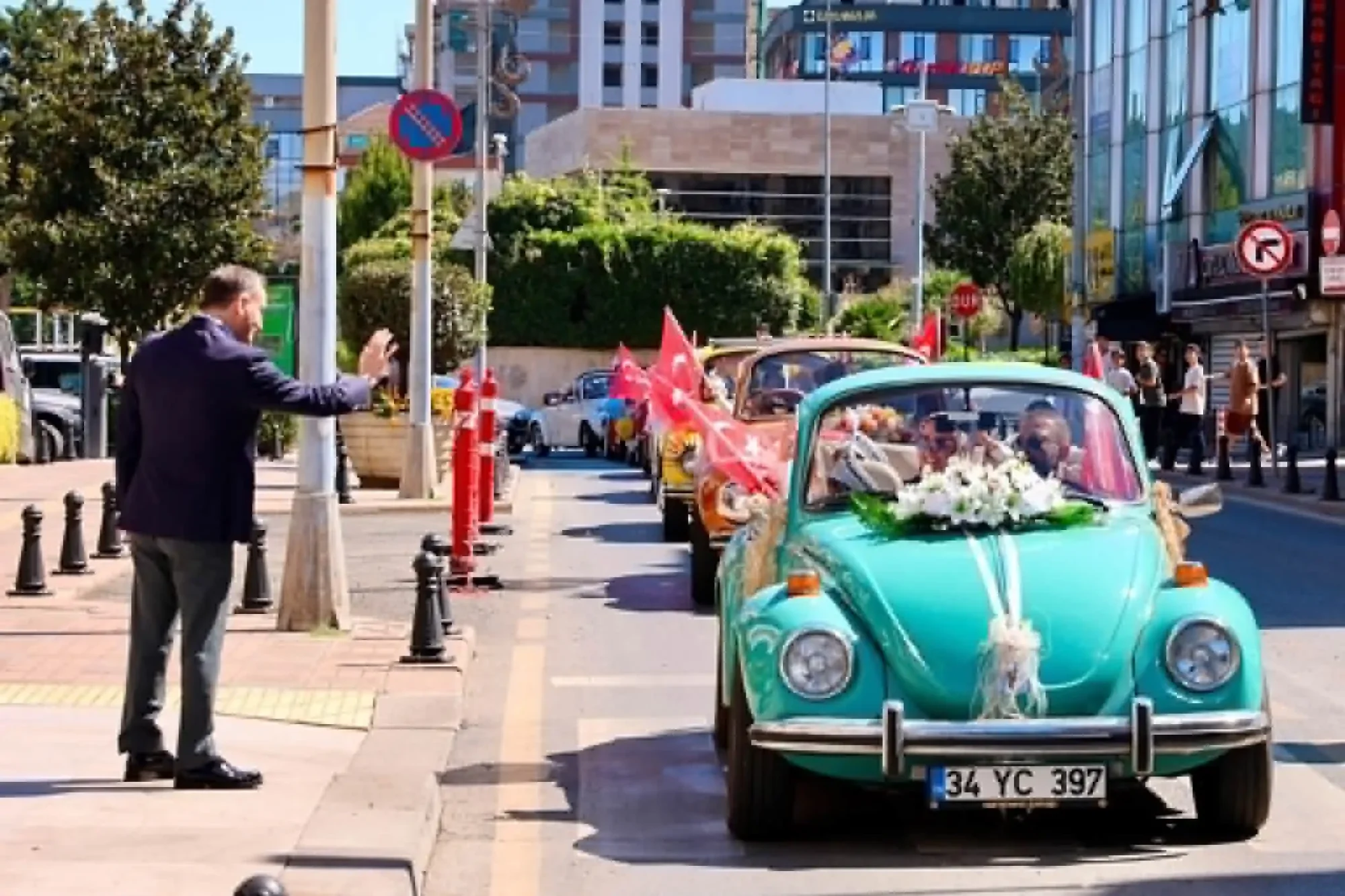 Sultanbeyli Belediyesi'nin düzenlediği sünnet şöleninde 150 çocuk nostaljik araçlarla tur