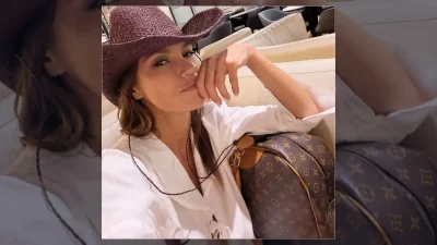 Oyuncu Yüsra Geyik, sosyal medya hesabından paylaştığı fotoğrafta yer alan