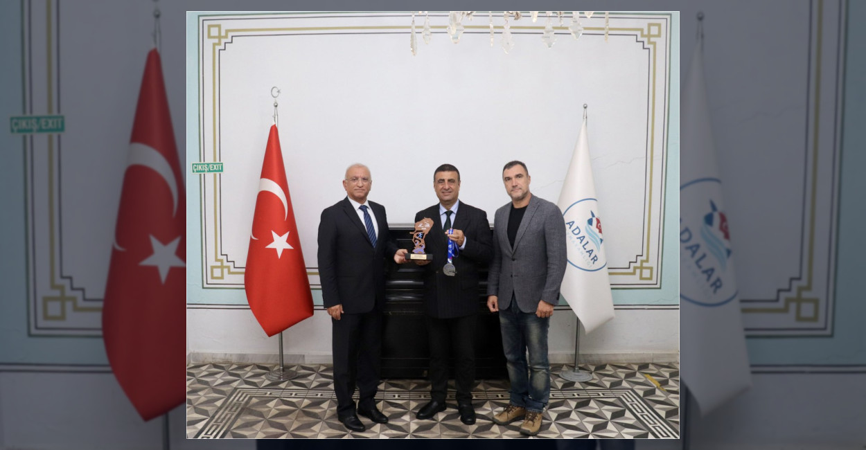 Adalar Kaymakamı Bulut’a Maraton Plaketi