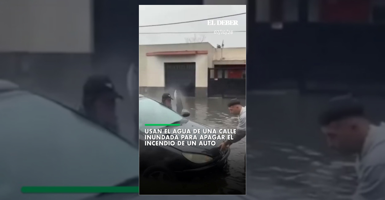 Arjantin’de Sel Sularında Kalan Alev Alınan Araç Söndürüldü