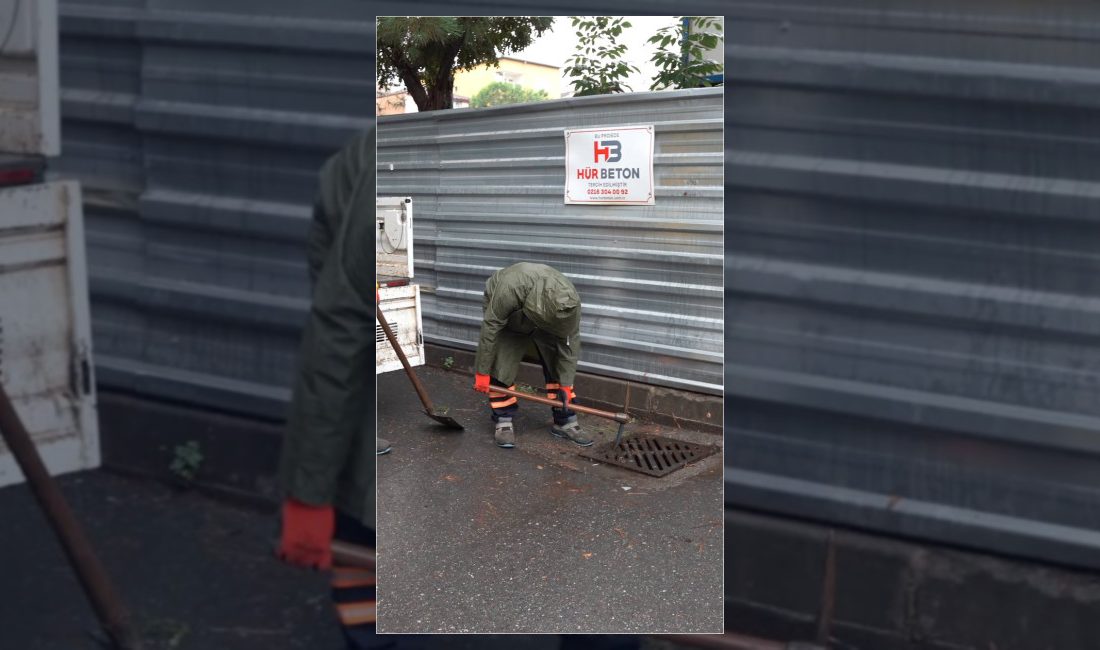 Tuzla Belediyesi ekipleri, olası yağışlara karşı kent genelindeki mazgallarda ve