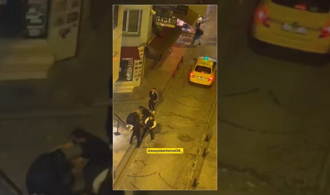 İstanbul'un Fatih ilçesinde bir vatandaş, henüz kimliği belirlenemeyen kalabalık bir