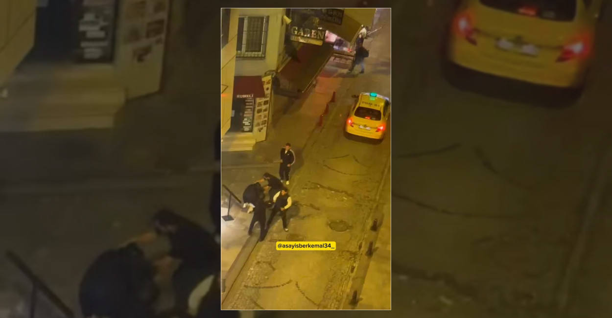 İstanbul'un Fatih ilçesinde bir vatandaş, henüz kimliği belirlenemeyen kalabalık bir