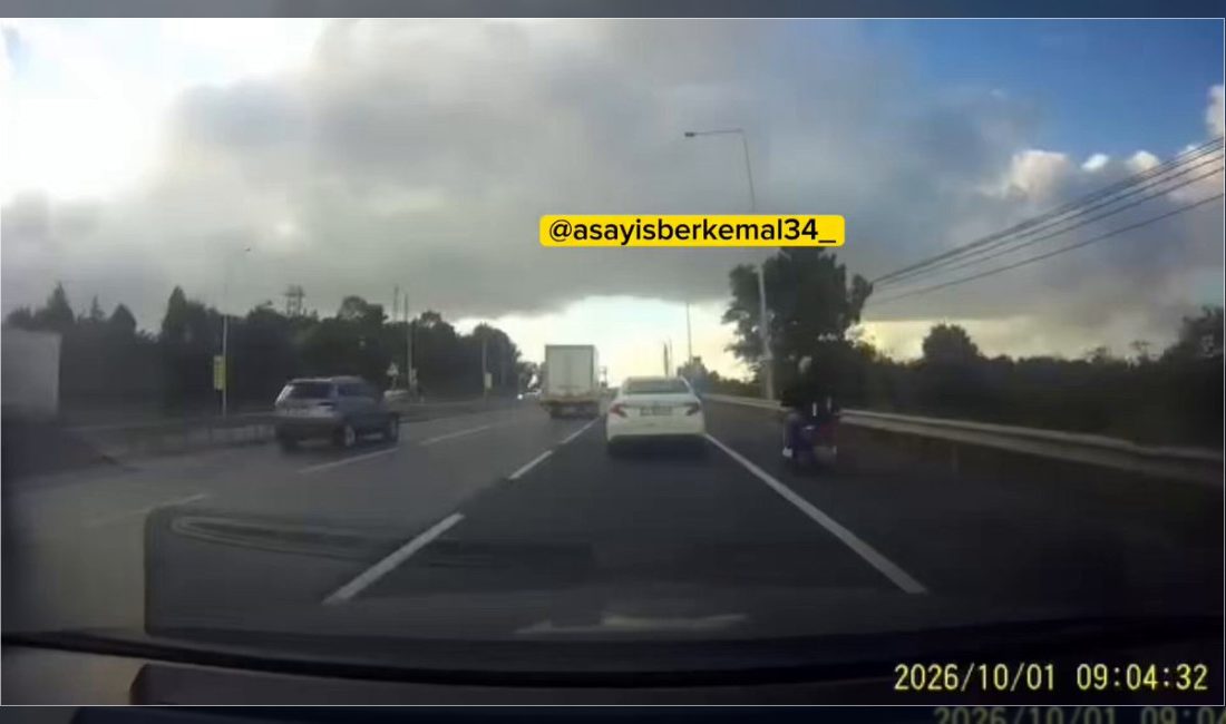 Arnavutköy'de direksiyon hakimiyeti kaybolan hafriyat kamyonunun devrilmesi sonucu yola toprak