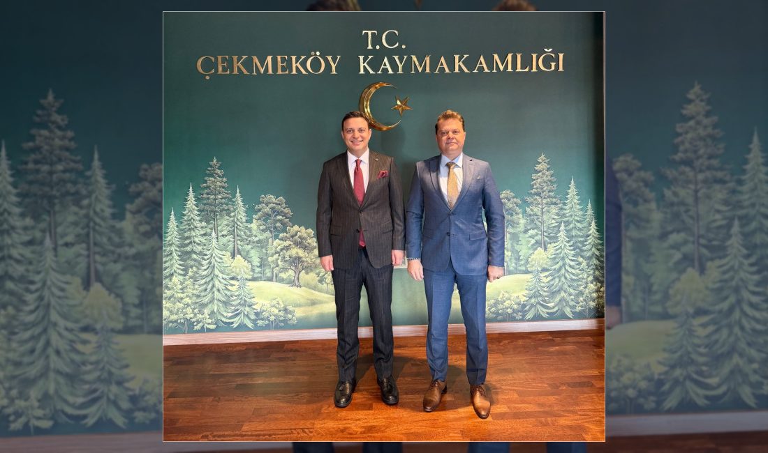İstanbul Vali Yardımcısı Erhan Günay, Çekmeköy Kaymakamı Ömer Bilgin'i makamında