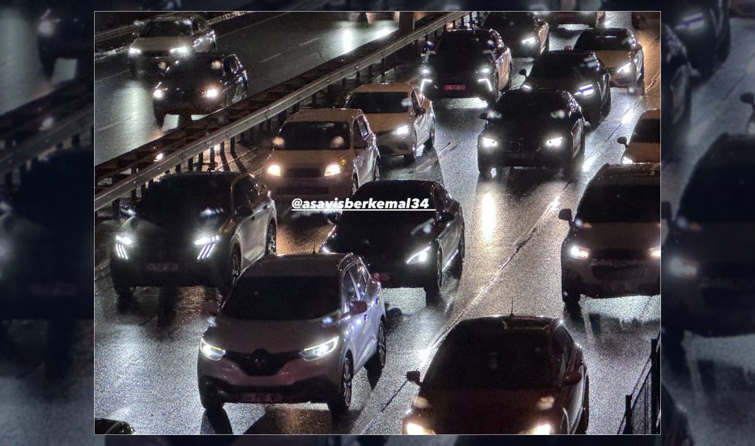 İstanbul'da etkili olan yağışın ardından trafik yoğunluğu yüzde 89 seviyesine