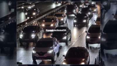 İstanbul'da etkili olan yağışın ardından trafik yoğunluğu yüzde 89 seviyesine