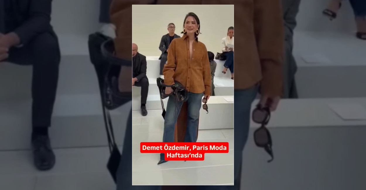 Oyuncu Demet Özdemir, Paris Moda Haftası kapsamında gerçekleştirilen moda defilesinde