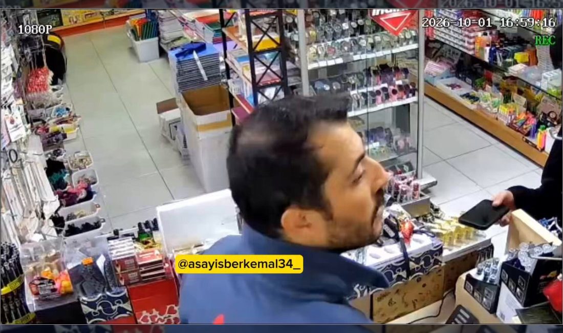 İstanbul Sancaktepe'deki bir markette, kasiyere şarj aleti deneten şüpheli, kasa