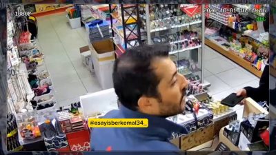 İstanbul Sancaktepe'deki bir markette, kasiyere şarj aleti deneten şüpheli, kasa