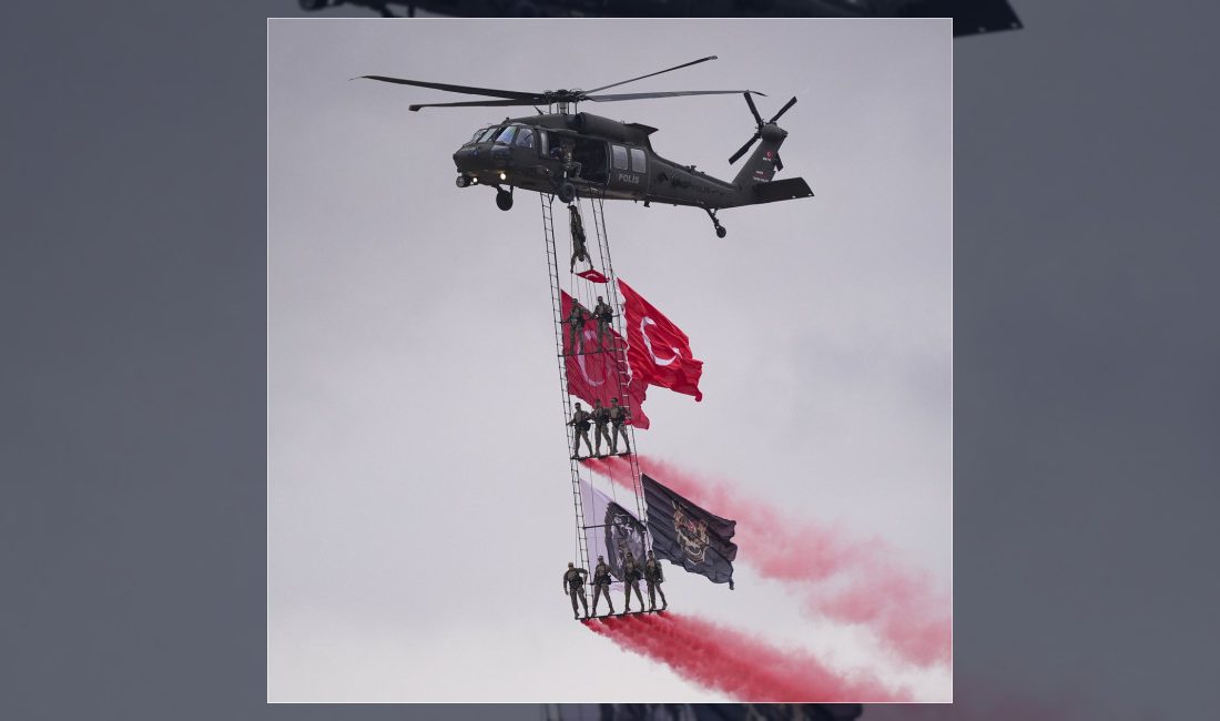 Şanlıurfa'da düzenlenen TEKNOFEST etkinliğine Türk polisi havadan gerçekleştirilen gösteri uçuşuyla