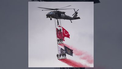 Şanlıurfa'da düzenlenen TEKNOFEST etkinliğine Türk polisi havadan gerçekleştirilen gösteri uçuşuyla