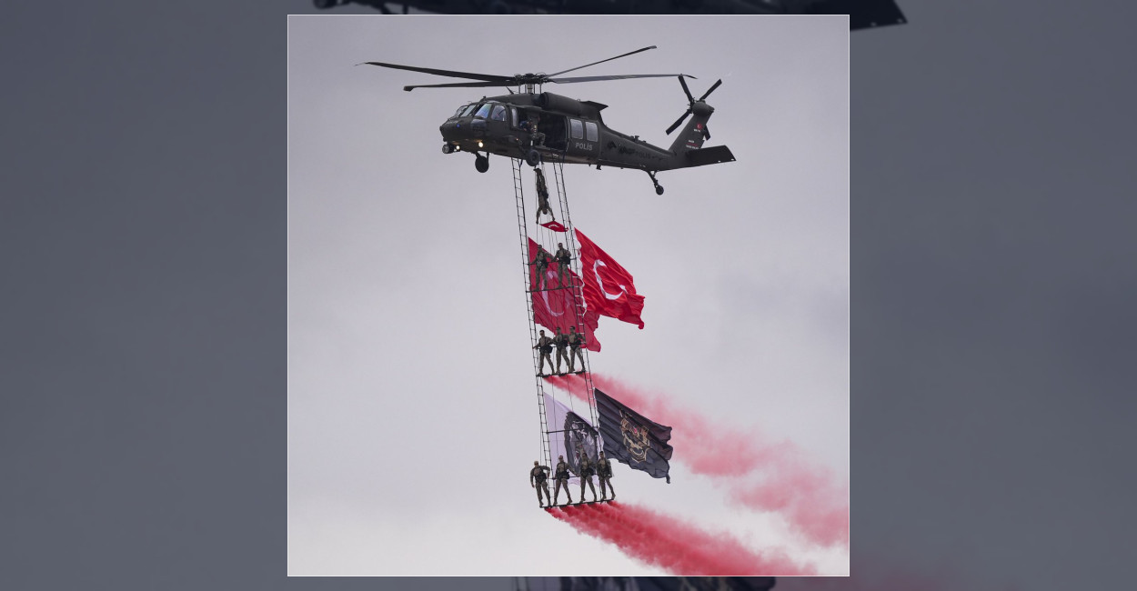 Şanlıurfa'da düzenlenen TEKNOFEST etkinliğine Türk polisi havadan gerçekleştirilen gösteri uçuşuyla